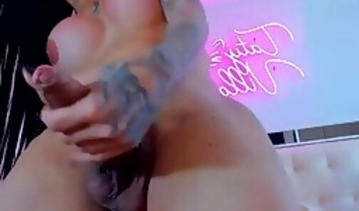 Tattooed t girl shaking her genitals on webcam