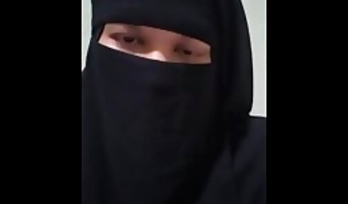Crossdressing Muslimah lifts her niqab to show her cock