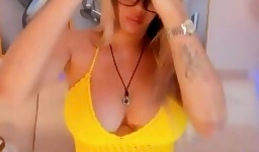 Gorgeous shemale in a yellow bra